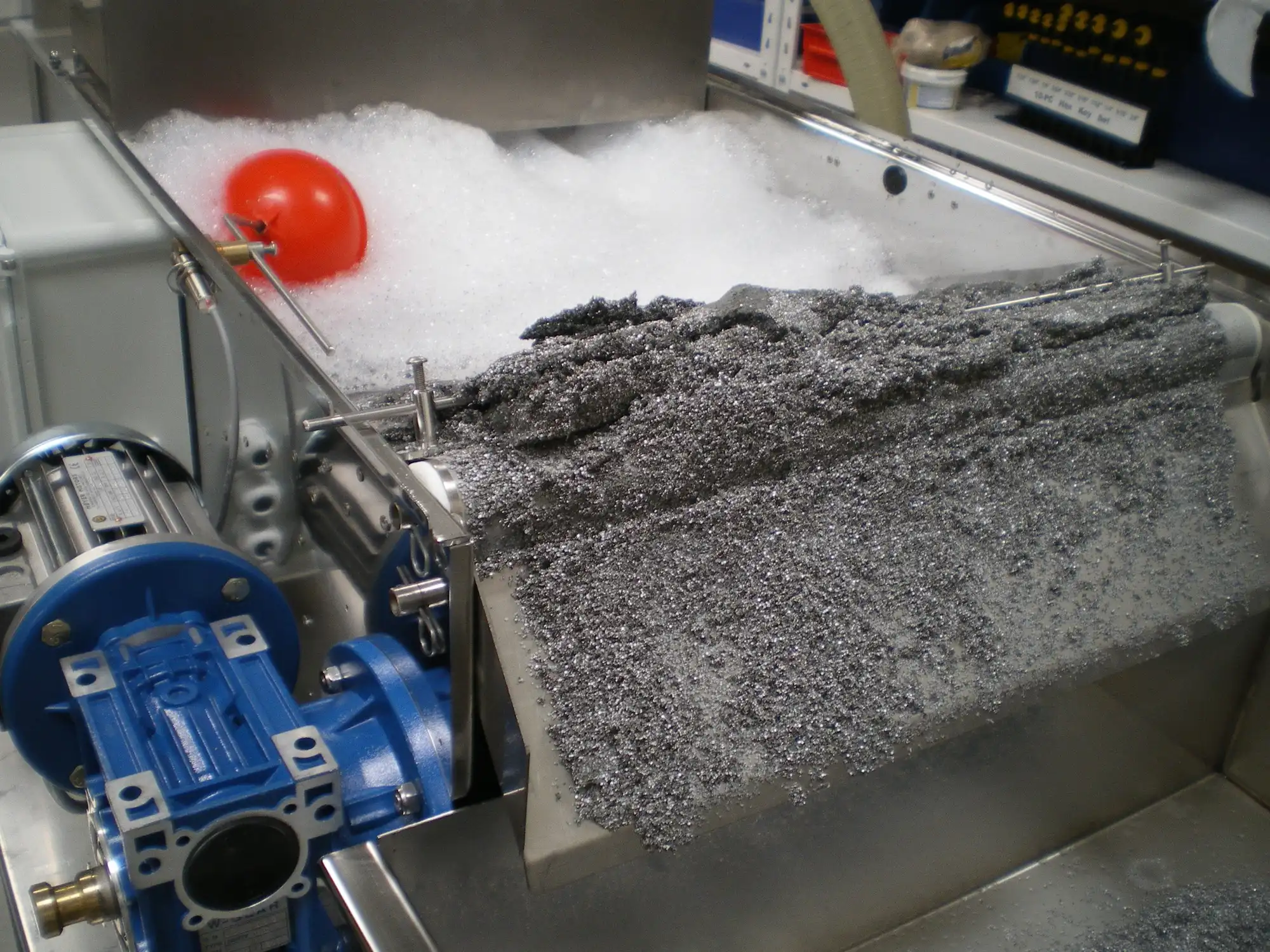 Bandfilter im Betrieb mit Spänen aus der Metallbearbeitung