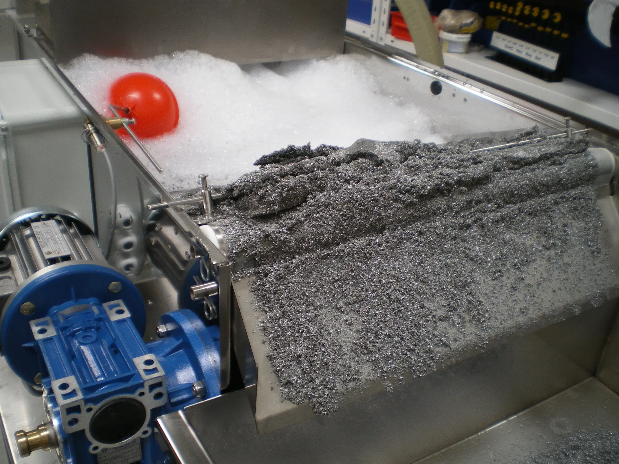 Belt filter in operation with filter paper and swarf from metalworking