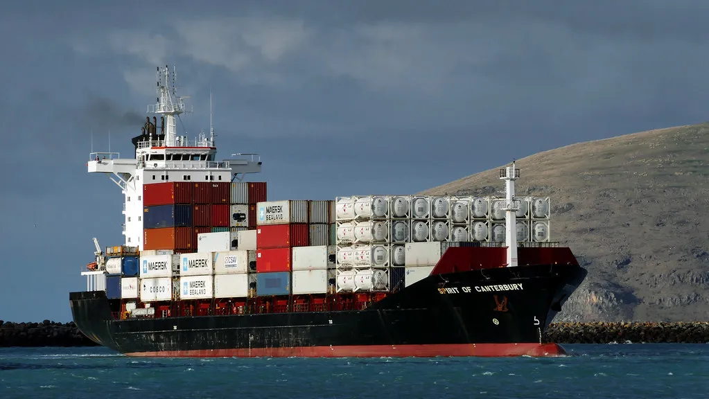 Containerskib på vej ud af havnen