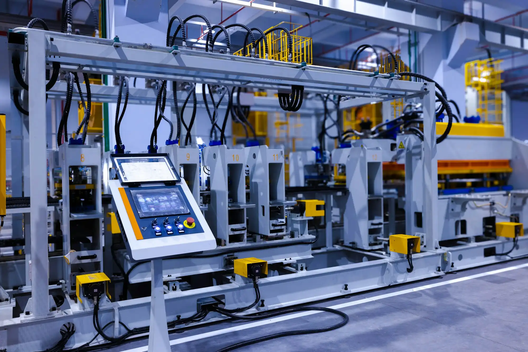 Hydraulische Fertigungslinie mit Bedienfeld